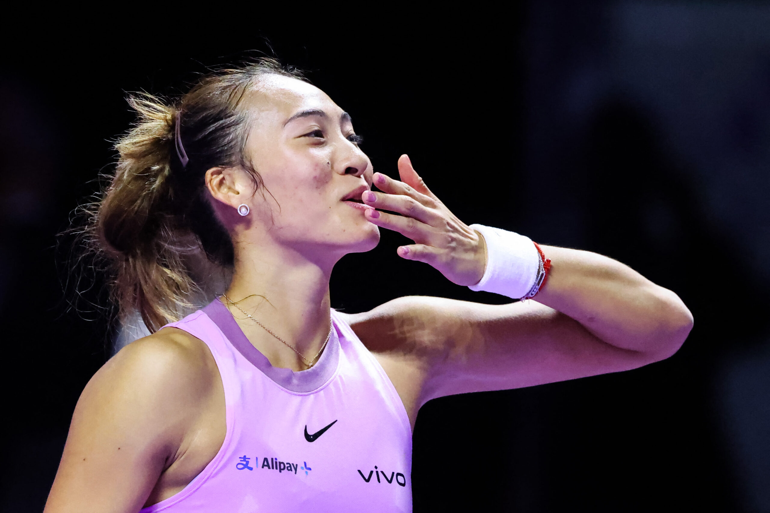 Zheng Qinwen melaju ke semifinal WTA Finals setelah kalahkan Paolini