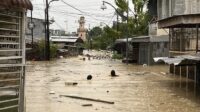Banjir Seatap Rumah di Medan, Warga Minta Tolong Banyak Anak Terjebak
