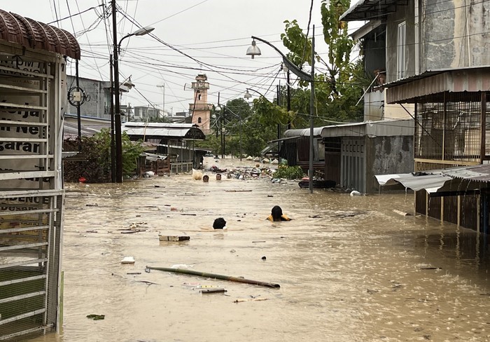 Banjir Seatap Rumah di Medan, Warga Minta Tolong Banyak Anak Terjebak