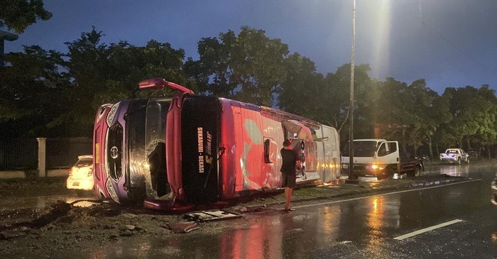 Bus Laju Utama Terguling di Jalan Lingkar Sukabumi, 10 Orang Terluka