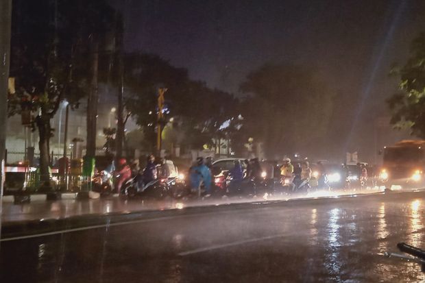 Warga Jakarta Selatan dan Jakarta Timur waspada hujan petir malam ini