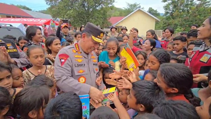Kapolri Bagi-bagi Buku untuk Anak di Posko Pengungsi Lewolaga