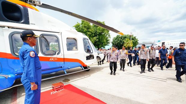 Kapolri Tiba di NTT: Tinjau Posko Pengungsi Lewotobi, Bawa Bantuan Obat-Makanan