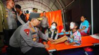 Kapolri Jenguk Anak Korban Erupsi Lewotobi di Posko Kesehatan Pengungsian