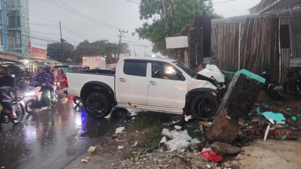 Detik-detik Mobil Hilux Tabrak 10 Kendaraan di Cipondoh hingga Korban Bergeletakan
