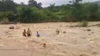 Lima Remaja Dievakuasi Usai Terjebak di Aliran Deras Sungai Cidurian Bogor