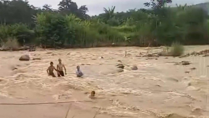 Lima Remaja Dievakuasi Usai Terjebak di Aliran Deras Sungai Cidurian Bogor