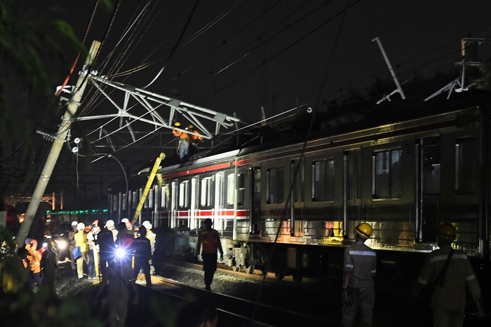  Gegara Tiang LAA Miring di Lintas Bekasi 23 Perjalanan KA Jadi Terlambat