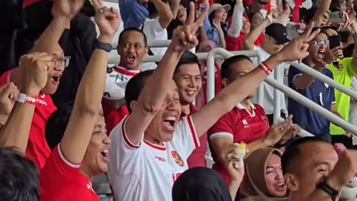 Inilah Momen Jokowi Nonton Timnas Indonesia Vs Arab Saudi Pakai Jersey Thom Haye