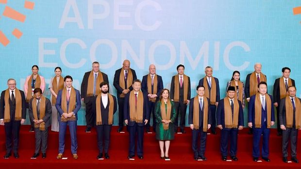 Family Photo KTT APEC: Prabowo di Barisan Depan Dekat Presiden Korsel