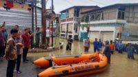 Wakil Presiden Gibran Rakabuming (kiri) melihat sebuah perahu karet yang berada di permukaan banjir di Kampung Melayu, Jakarta Timur, Kamis (28/11/2024)