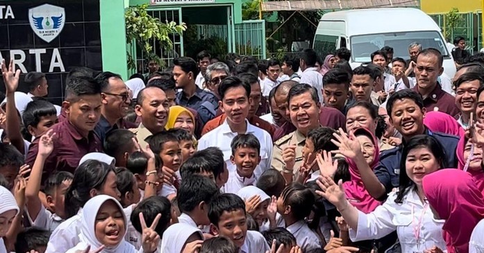 Momen Gibran Sapa Warga-Bagikan Susu Saat Tinjau Makan Bergizi di Jakbar