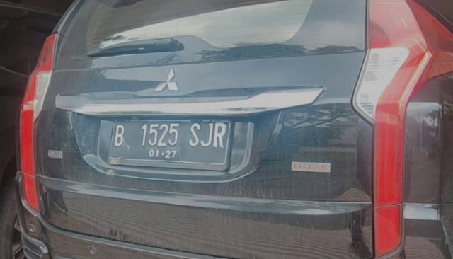 Mitsubishi Pajero berpelat nomor B 1525 SJR yang dibawa kabur kawanan perampok di Kota Wisata.