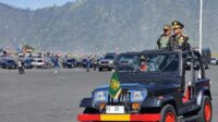 Menteri Kehutanan Raja Juli Antoni menumpangi jip ketika akan menyapa para polisi kehutanan yang mengikuti Upacara Peringatan Hari Ulang Tahun ke-58 Polisi Kehutanan yang diselenggarakan di Lautan Pasir, Gunung Bromo, Selasa (24/12/2024 Menteri Kehutanan Raja Juli Antoni menumpangi jip ketika akan menyapa para polisi kehutanan yang mengikuti Upacara Peringatan Hari Ulang Tahun ke-58 Polisi Kehutanan yang diselenggarakan di Lautan Pasir, Gunung Bromo, Selasa (24/12/2024