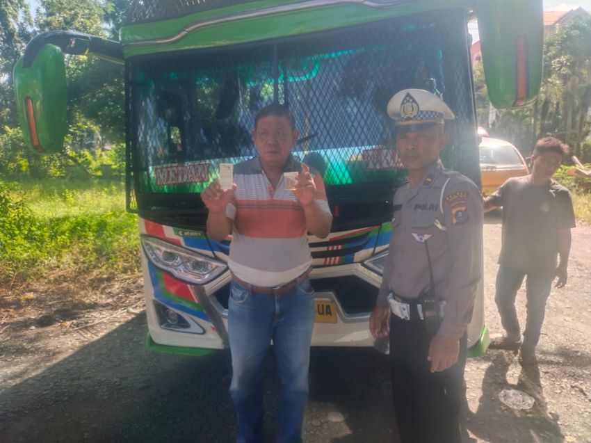 Pastikan Kesehatan Pengemudi Jelang Nataru, Polres Tanjung Balai Tes Urien Para Supir