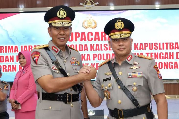 Irjen Pol Rosyanto Yudha Hermawan (kanan) bersama Irjen Pol Winarto usai serah terima jabatan Kapolda Kalsel