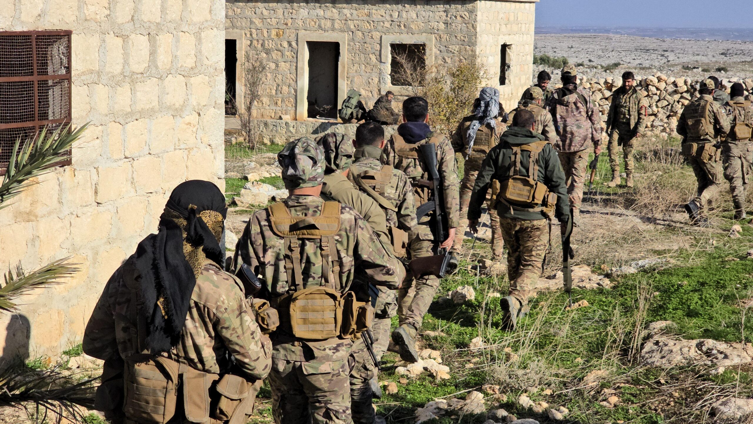 Getty ImagesKelompok pemberontak Suriah pimpinan Hayat Tahrir al-Sham bergerak menguasai Aleppo dan menuju HamaBaca artikel detiknews, "Siapa Abu Mohammed al-Jawlani yang Kini Kuasai Aleppo Suriah?" 