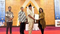 Menteri Agraria dan Tata Ruang/Kepala Badan Pertanahan Nasional (ATR/BPN) Nusron Wahid (kedua kanan) dalam Penyerahan Sertipikat Tanah Hak Milik Gereja Kristen Pasundan di Jakarta, Selasa (24/12/2024) Menteri Agraria dan Tata Ruang/Kepala Badan Pertanahan Nasional (ATR/BPN) Nusron Wahid (kedua kanan) dalam Penyerahan Sertipikat Tanah Hak Milik Gereja Kristen Pasundan di Jakarta, Selasa (24/12/2024)
