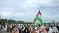 Massa reuni akbar PA 212 kompak nyanyikan Mars FPI di Monas