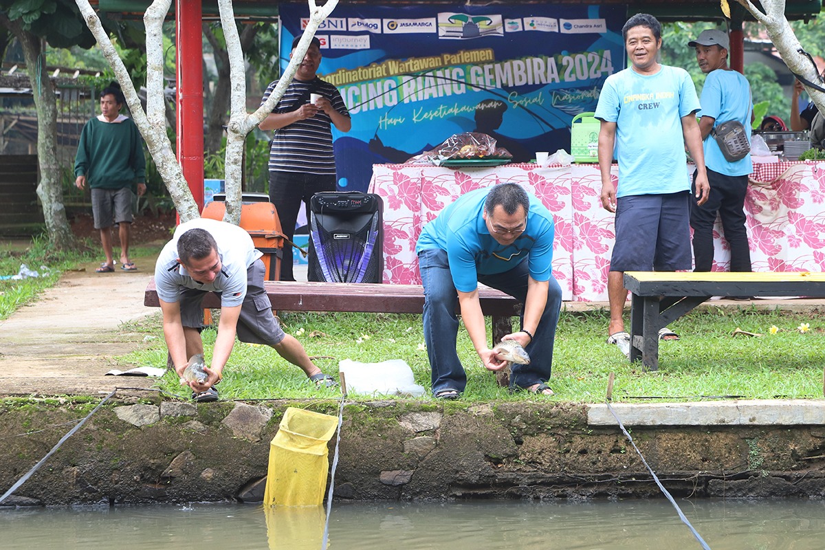 Kepala Divisi Sekretaris IFG) Denny S. Adji, (kanan) bersama mengwakili pengurus KWP Erwin Syahputra Siregar (kiri) melepas ikan sebagai kegiatan JUMPA dimulai