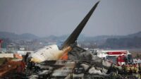 Pesawat Jeju Air hangus terbakar di Bandara Internasional Muan, Provinsi Jeolla Selatan, Korea Selatan minggu 29 12 2024 Korban Tewas Jatuhnya Jeju Air Bertambah Jadi 120