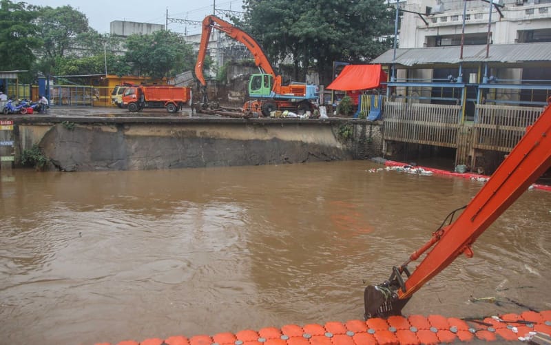 Tinggi muka air di Pos Pantau Pintu Air Pasar Ikan siaga II