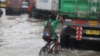Jalan di Depan Kompleks JIS Tergenang Buntut Banjir Rob