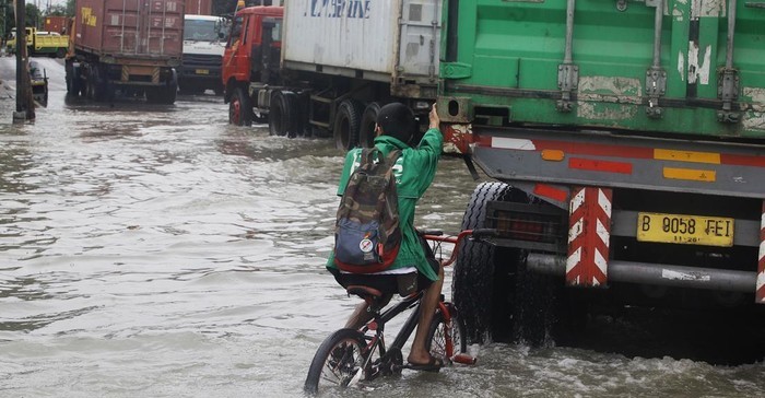 Jalan di Depan Kompleks JIS Tergenang Buntut Banjir Rob