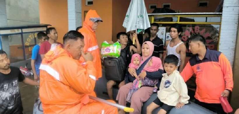 Banjir Tiga Kota Jatim, Tim BPBD Bantu Evakuasi