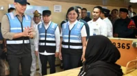 Menteri Koordinator Bidang Infrastruktur dan Pembangunan Kewilayahan Agus Harimurti Yudhoyono, Menteri Perhubungan Dudy Purwagandhi, dan Direktur Utama PT Pelni Tri Andayani berbincang dengan penumpang KM Labobar di Pelabuhan Tanjung Priok, Jakarta, Minggu (29/12/2024)
