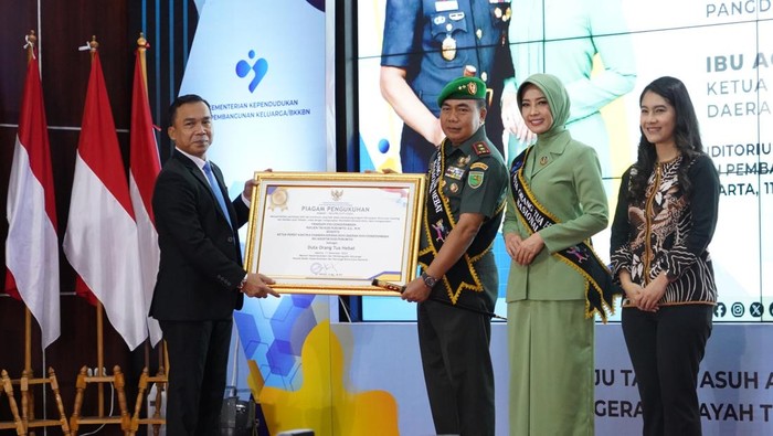 BKKBN Kukuhkan Pangdam Cenderawasih Jadi Duta Orang Tua Hebat Nasional