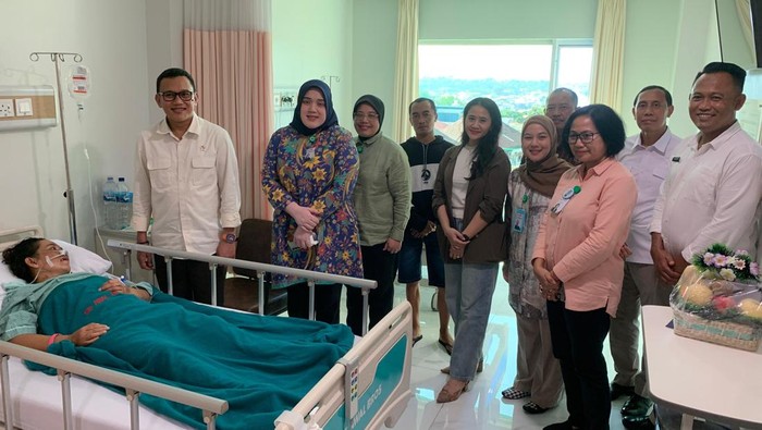 Menteri P2MI AK Karding Jenguk PMI Ilegal yang Sempat Koma di Malaysia