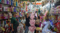 Pasar Asemka Mulai Dipadati penjual pernak-pernik Natal dan tahun baru
