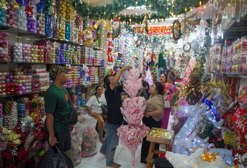 Pasar Asemka Mulai Dipadati penjual pernak-pernik Natal dan tahun baru