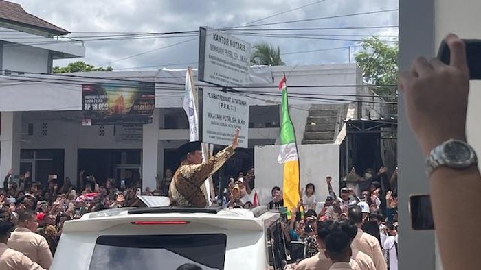 Contoh Gaya Jokowi, Prabowo Menyapa Warga dan Bagikan Kaos di Kupang NTT