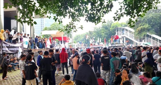 Massa Demo di Depan Gedung KPK, Tuntut Harun Masiku Ditangkap