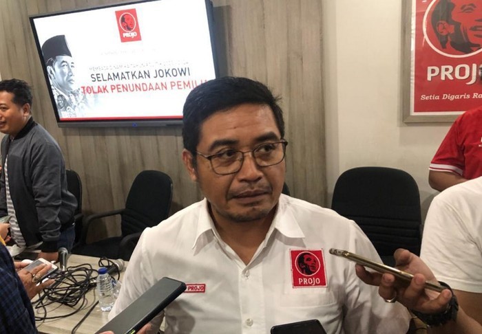 Projo Bela Jokowi Saat Hasto Singgung 3 Periode: Melantur Jauh