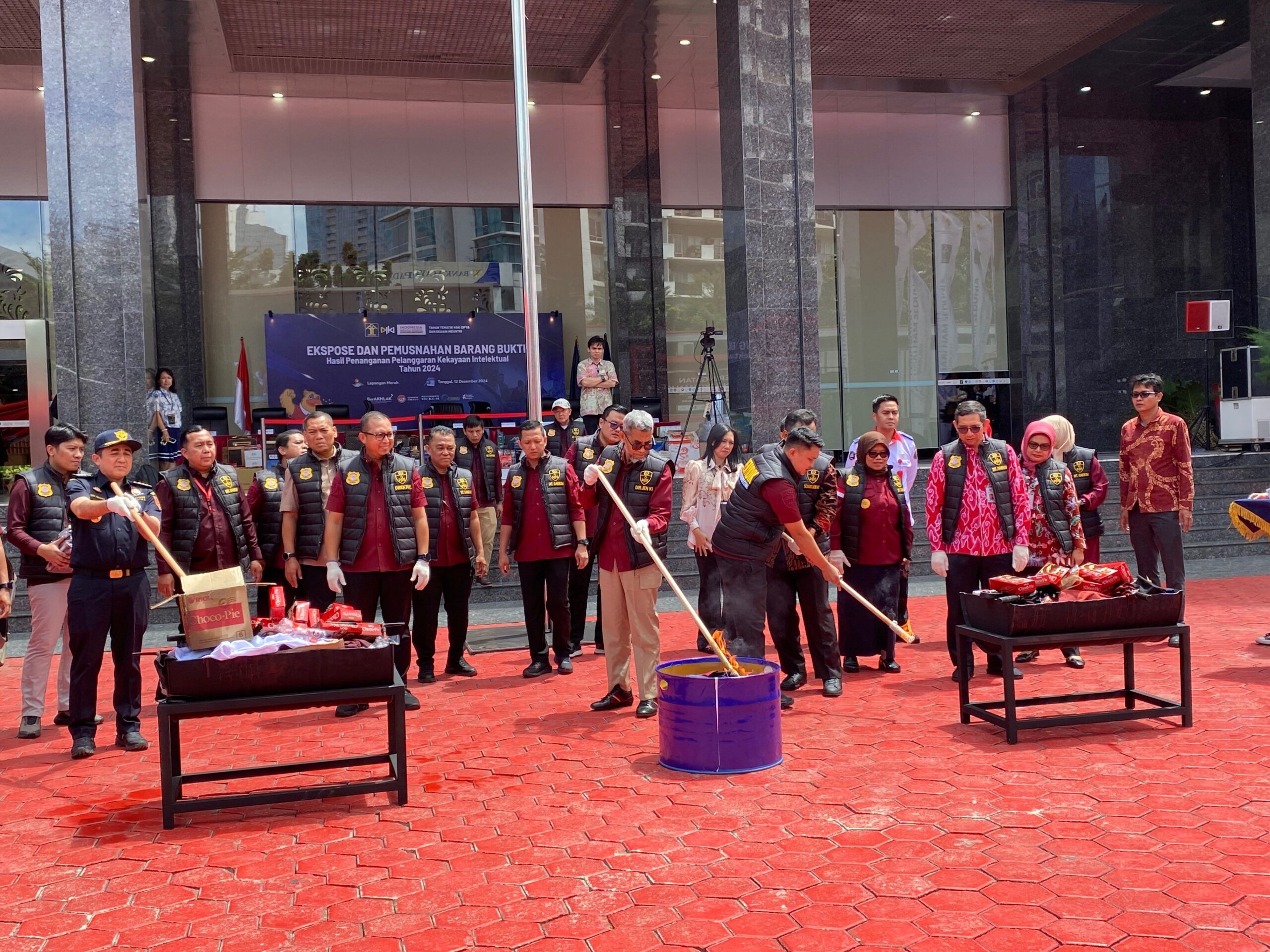 Kemenkum Musnahkan Barang Bukti Pelanggaran Kekayaan Intelektual