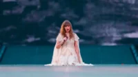 Taylor Swift hadiri pertandingan Chiefs kenakan mantel merah