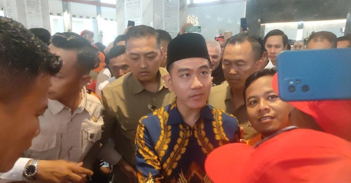 Paspampres Bantah Usir Jemaah Saat Gibran Salat Jumat di Semarang