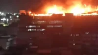 Api masih berkobar di Glodok Plaza, puing-puing mulai berjatuhan