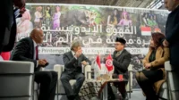 Duta Besar Republik Indonesia untuk Tunisia Zuhairi Misrawi (ketiga kanan) dalam pameran kopi di Tunisia