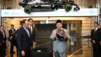 Presiden dan PM Anwar kompak tertawa karena kelakar minta mobil F1