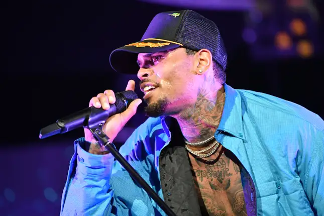 Chris Brown gugat Warner Bros atas pencemaran nama baik di dokumenter