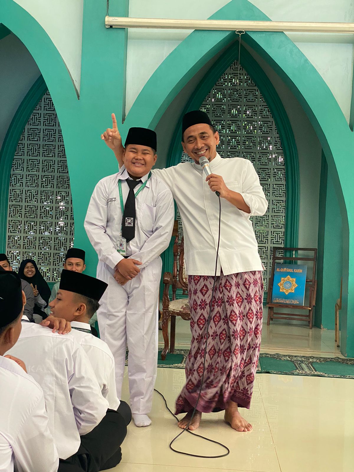 Pimpinan Ponpes An-Nuqthah Tangerang KH. Zuhri Fauzi lagi Berikan Kuis Kepada Santrinya Kevin Alfaro Malelo Siregar