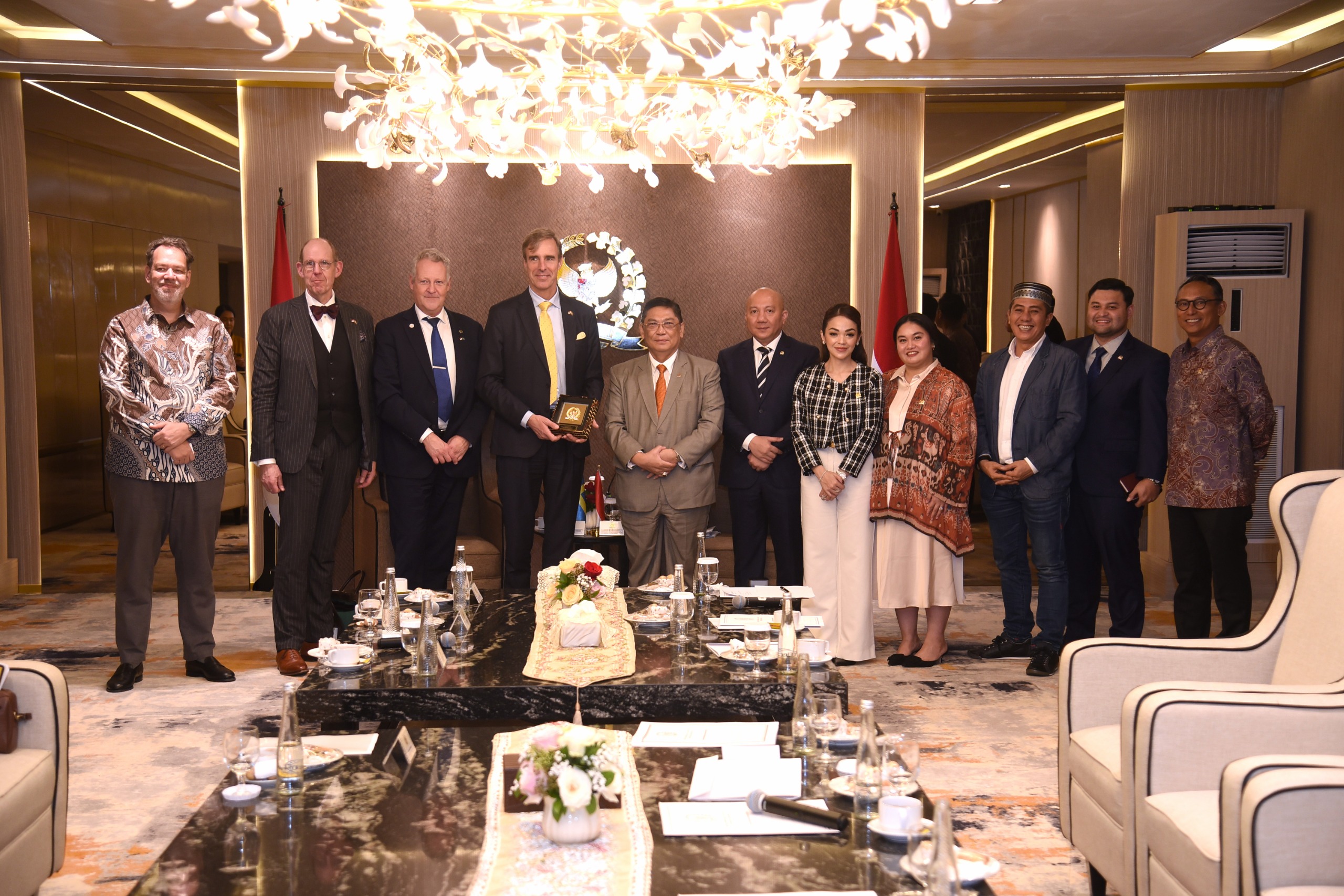 Ketua Komisi I DPR RI, Utut Adianto saat menerima kunjungan kehormatan (courtesy call) dari Kelompok Persahabatan Parlemen Swedia-Indonesia di Ruang Delegasi, Gedung Nusantara III DPR RI, Senayan, Jakarta, Senin (6/1/2025)