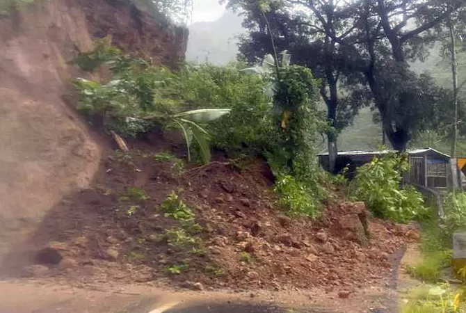 Perbaikan Jalan Longsor di Kudus Terkendala Cuaca