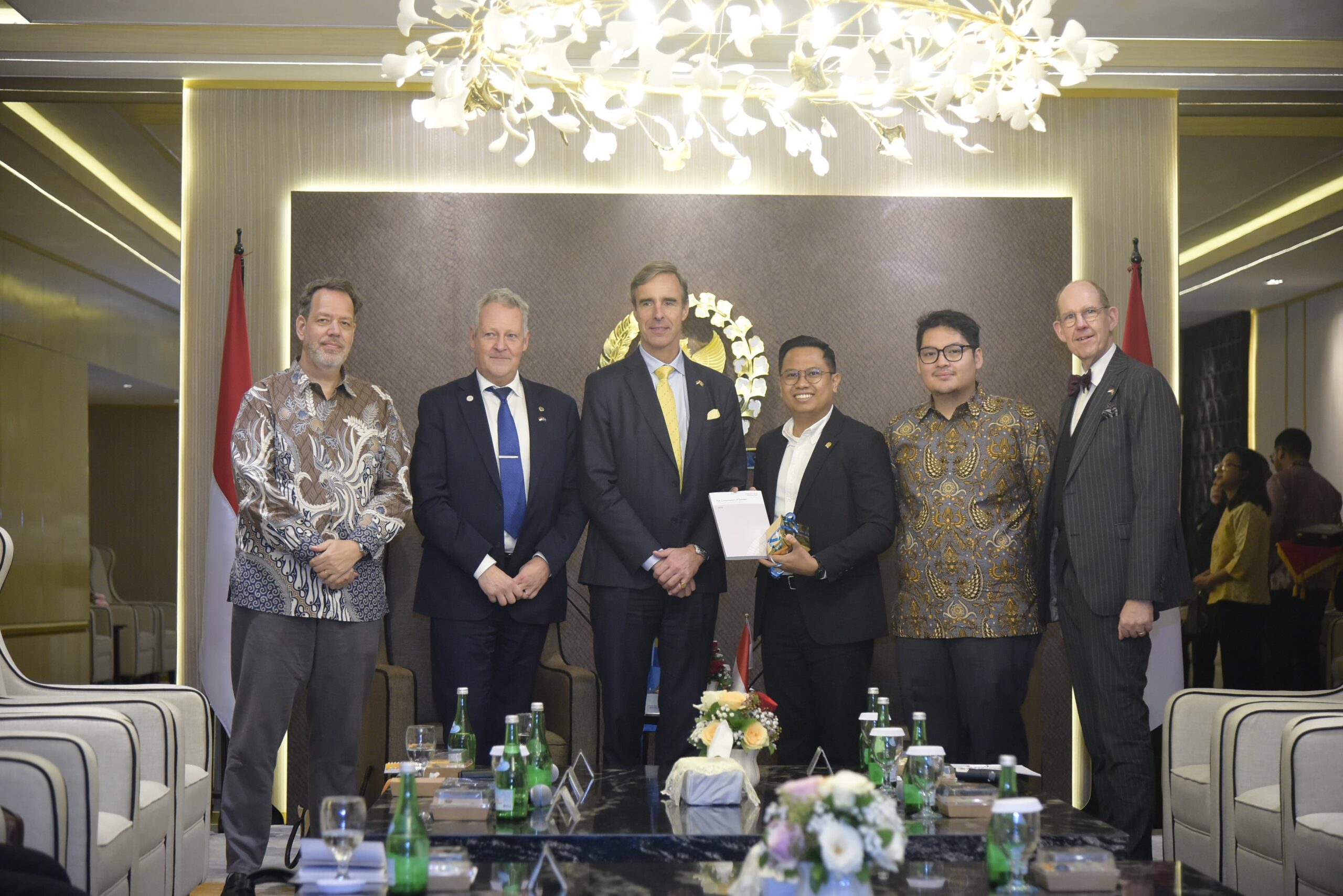 Wakil Ketua Badan Kerja Sama Antar-Parlemen (BKSAP) DPR RI DPR RI Bramantyo Suwondo memimpin pertemuan persahabatan dengan Kelompok Persahabatan Parlemen Swedia-Indonesia, di Gedung Nusantara III, DPR RI, Senayan, Jakarta, Senin (6/1/2025)