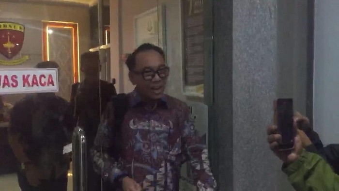 Bupati Way Kanan Raden Adipati setelah diperiksa oleh Kejati Lampung Baca artikel detiknews, "Kejati Lampung Periksa Bupati Way Kanan Terkait Kasus Izin Lahan Hutan"