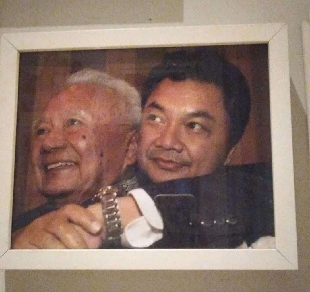 Pendiri Foreign Policy Community of Indonesia (FPCI), Dino Patti Djalal memeluk ayahnya yang juga diplomat senior Profesor Dr. Hasjim Djalal, dalam sebuah unggahan di akun Instagram pribadinya, beberapa waktu lalu